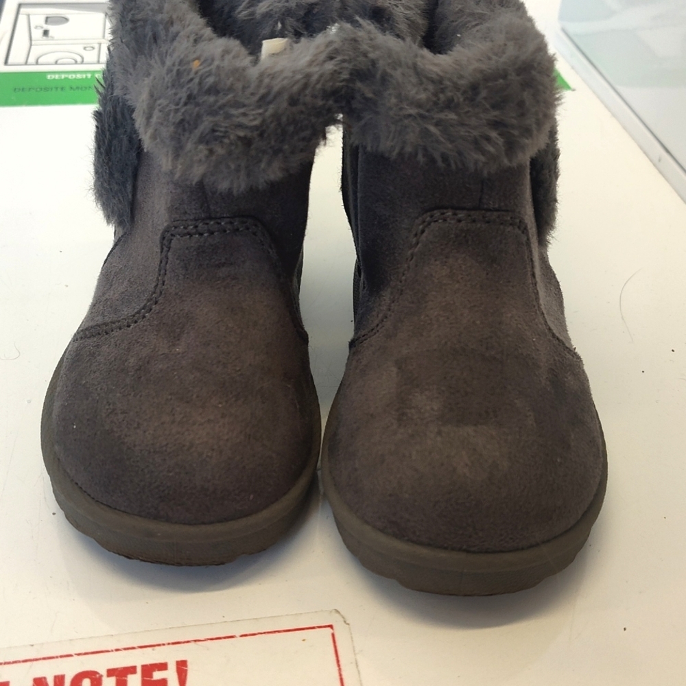 Kids boots size six great wonder nation